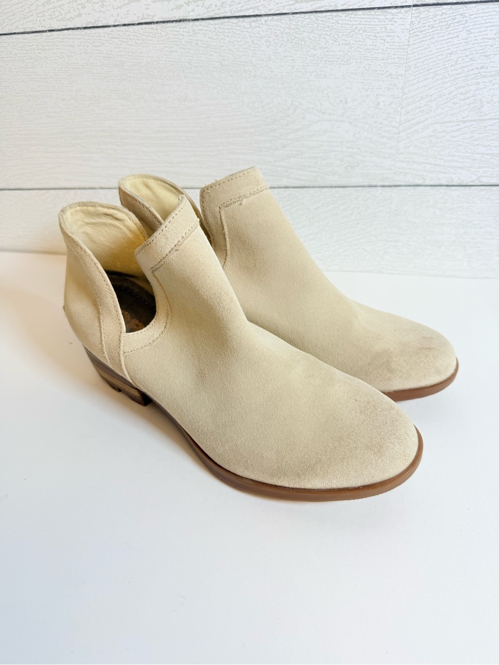 Sorel Cream Suede Cutout Ankle Booties size 7.5